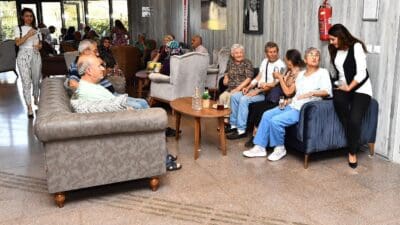 İzmir Büyükşehir Belediyesi Zübeyde Hanım Huzurevi sakinlerine jest yapmak isteyen