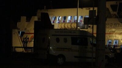Bursa'nın Mudanya ilçesinde, iskeleye yanaşan deniz otobüsünün tuvalet kısmında erkek