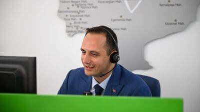 Bornova Belediye Başkanı Ömer Eşki, sabah mesaisine Bornova İletişim Merkezi’nde