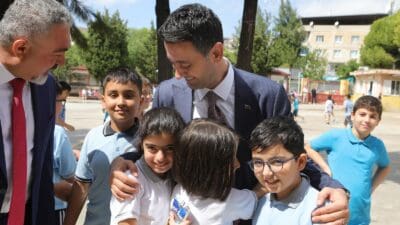Bayraklı Belediye Başkanı İrfan Önal, ilköğretim haftası kapsamında 2024-2025 eğitim-öğretim