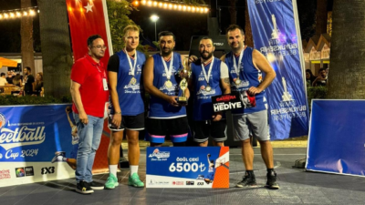 İzmir Büyükşehir Belediyesi’nin düzenlediği 3x3 Streetball İzmir Cup tamamlandı. Çekişmeli