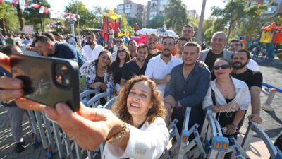 Karşıyaka Belediyesi’nin öncülüğünde, hayırsever yurttaşlar tarafından üniversite öğrencilerine karşılıksız burs