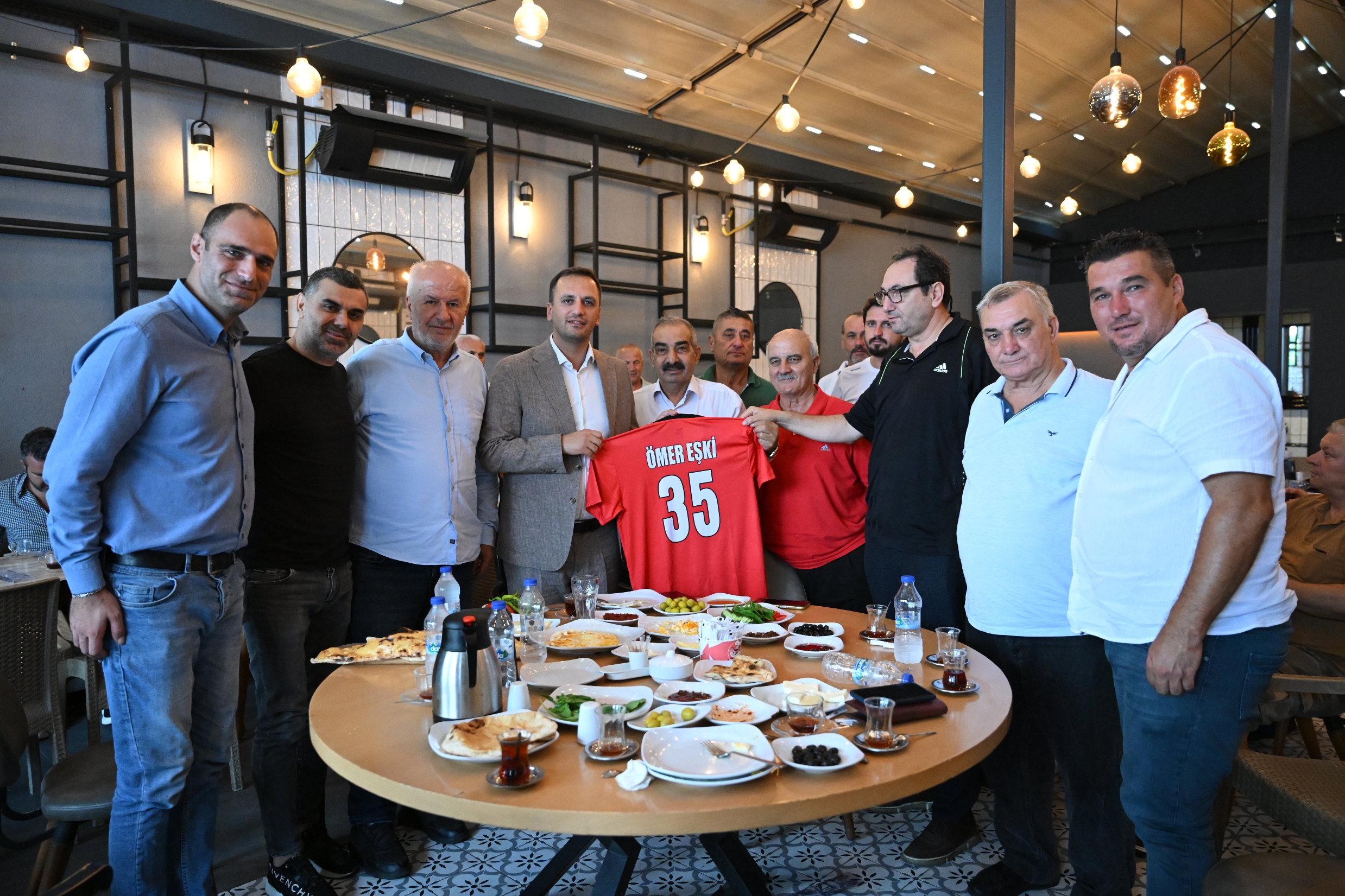 Bornova Belediye Başkanı Ömer Eşki, ilçedeki amatör spor kulüplerinin temsilcileri