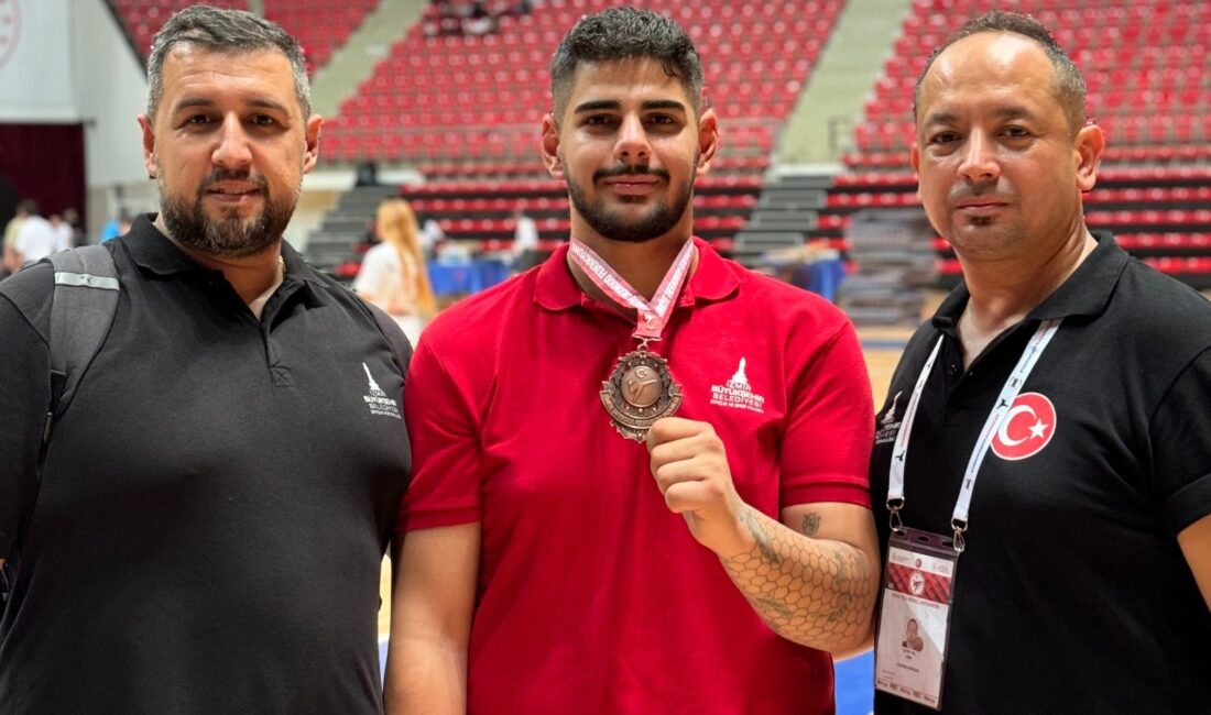 Türkiye Ümitler Tekvando Şampiyonası’nda mücadele eden İzmir Büyükşehir Belediyesi Spor