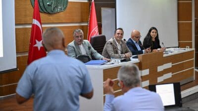 Bornova Belediye Başkanı Ömer Eşki, Bornova’daki muhtarlarla buluştu. 45 mahalleyi