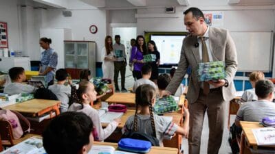 Bornova Belediye Başkanı Ömer Eşki, yeni eğitim-öğretim yılına başlayan öğrencilerle