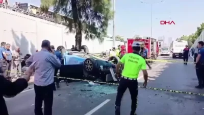 İzmir'in Konak ilçesinde, hastanedeki yakınlarını ziyarete giden otomobil rampa inerken