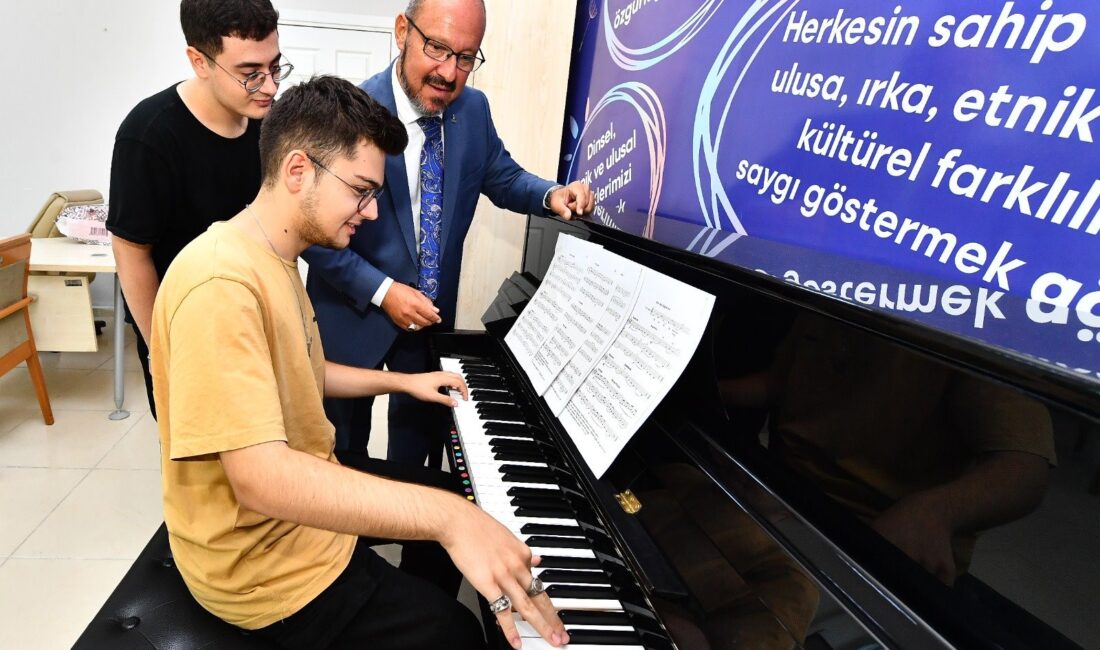 İzmir Büyükşehir Belediyesi’nin açtığı Genç İzmir Konservatuvar Hazırlık Kursu’na katılan