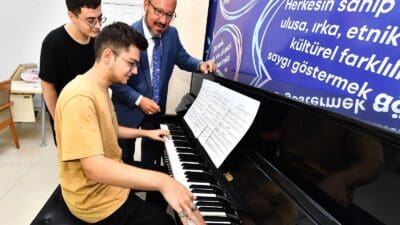 İzmir Büyükşehir Belediyesi’nin açtığı Genç İzmir Konservatuvar Hazırlık Kursu’na katılan