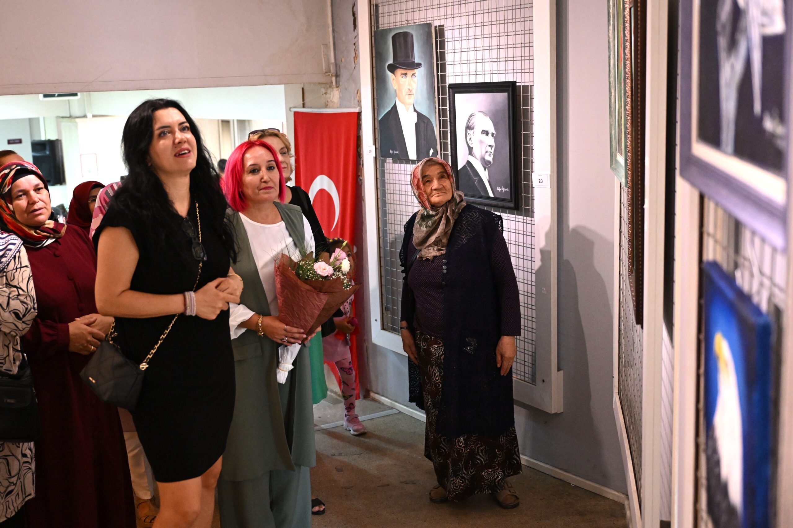 Ressam Hülya Yasemin'in "Renklerle Hayat" adlı resim sergisi, Bornova Belediyesi