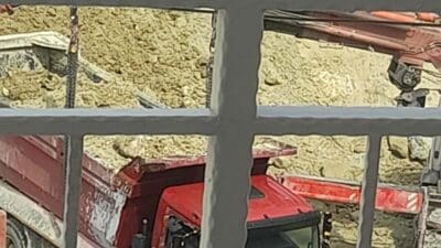 Kadir ÖZEN/İZMİR, -İZMİR’in Bornova ilçesinde tamir etmeye çalıştığı kamyon damperinin