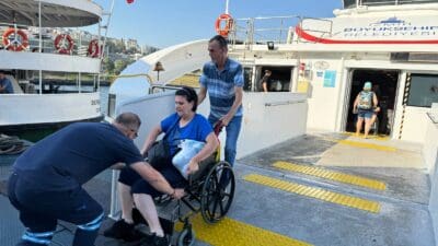 İzmir Büyükşehir Belediyesi'nin engelli yurttaşları denizle buluşturmak amacıyla Mordoğan ve
