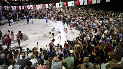 Bornova Belediyesi’nin Çamdibi Atatürk Parkı’nda her hafta düzenlediği “Bornova Yaz