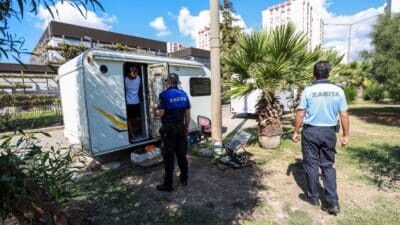 Karşıyaka Belediyesi, ilçe genelinde gelişigüzel şekilde park edilen karavanlara karşı