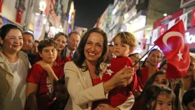 Karşıyaka Belediyesi tarafından ilçenin dört bir yanında düzenlenen Cumhuriyet Bayramı