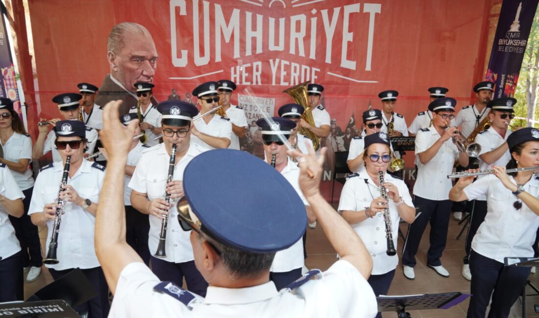 Cumhuriyet Bayramı coşkusunu tüm şehre yaymayı hedefleyen İzmir Büyükşehir Belediyesi