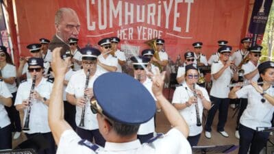 Cumhuriyet Bayramı coşkusunu tüm şehre yaymayı hedefleyen İzmir Büyükşehir Belediyesi