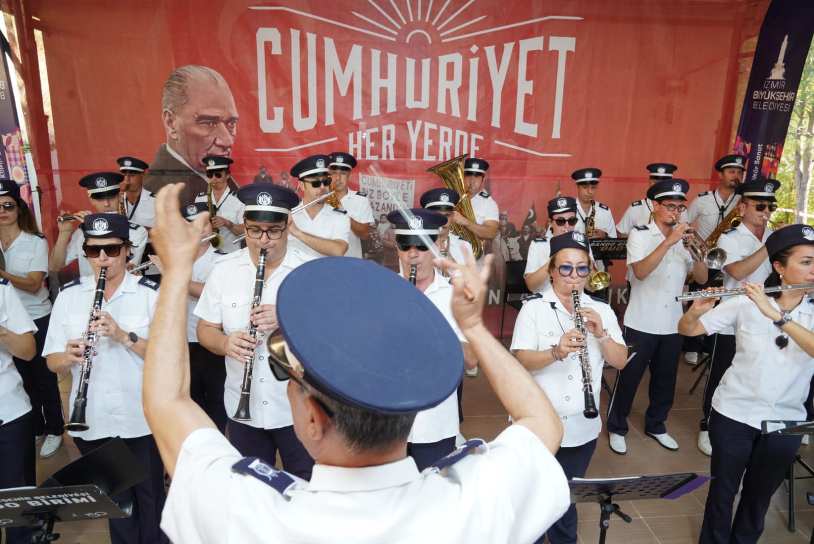 Cumhuriyet Bayramı coşkusunu tüm şehre yaymayı hedefleyen İzmir Büyükşehir Belediyesi