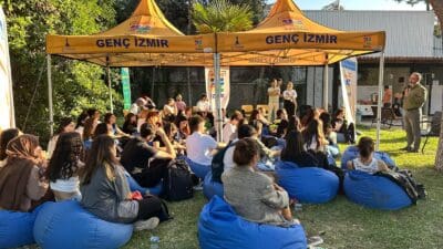 İzmir Büyükşehir Belediyesi, gençlere yeni ufuklar açmak amacıyla her ay