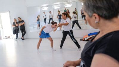 Kadına şiddete karşı harekete geçen İzmir Büyükşehir Belediyesi, kadınlar için