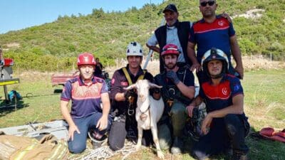 Menderes’te bir köylünün yardımına koşan İzmir Büyükşehir Belediyesi’ne bağlı itfaiye