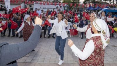 Cumhuriyet Bayramı’nın 101’inci yılı İzmir'de tüm görkemiyle kutlanıyor. İzmir Büyükşehir