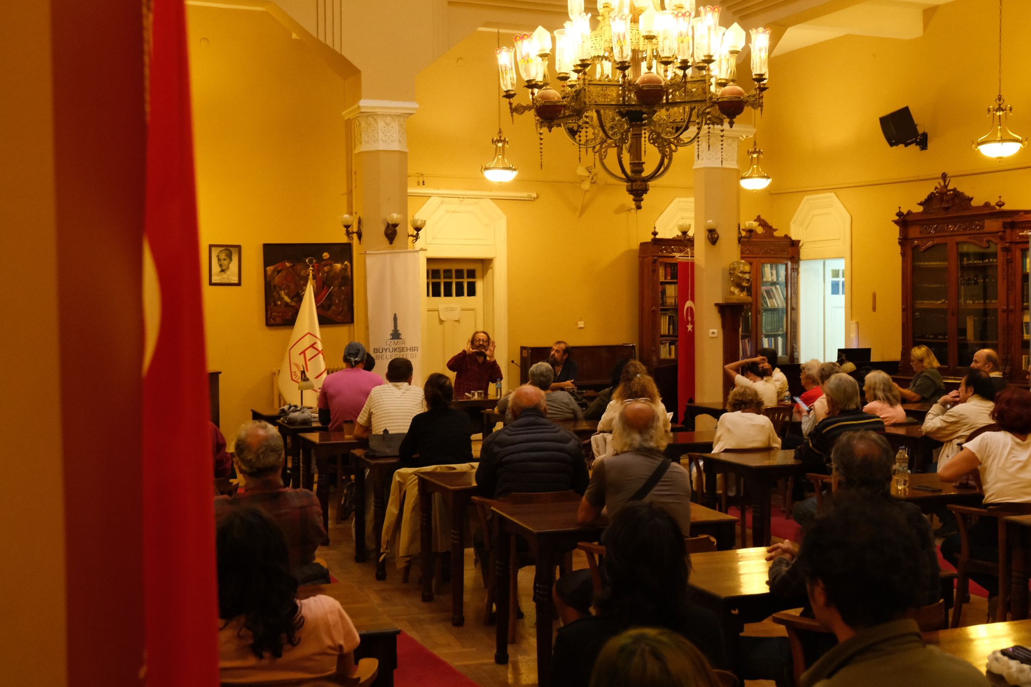 Yazar, senarist ve çevirmen Murat Uyurkulak, İzmir Büyükşehir Belediyesi Kütüphaneler