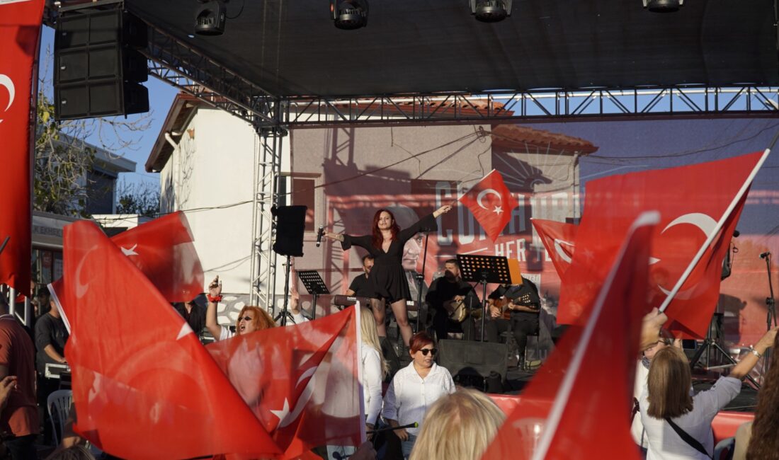 İzmir Büyükşehir Belediyesi’nin kent genelinde binlerce vatandaşın katılımıyla düzenlediği Cumhuriyet