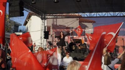 İzmir Büyükşehir Belediyesi’nin kent genelinde binlerce vatandaşın katılımıyla düzenlediği Cumhuriyet