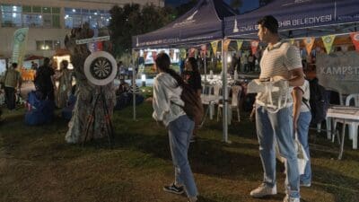İzmir Büyükşehir Belediyesi'nin İzmir'e ilk kez gelen gençler ile kentte
