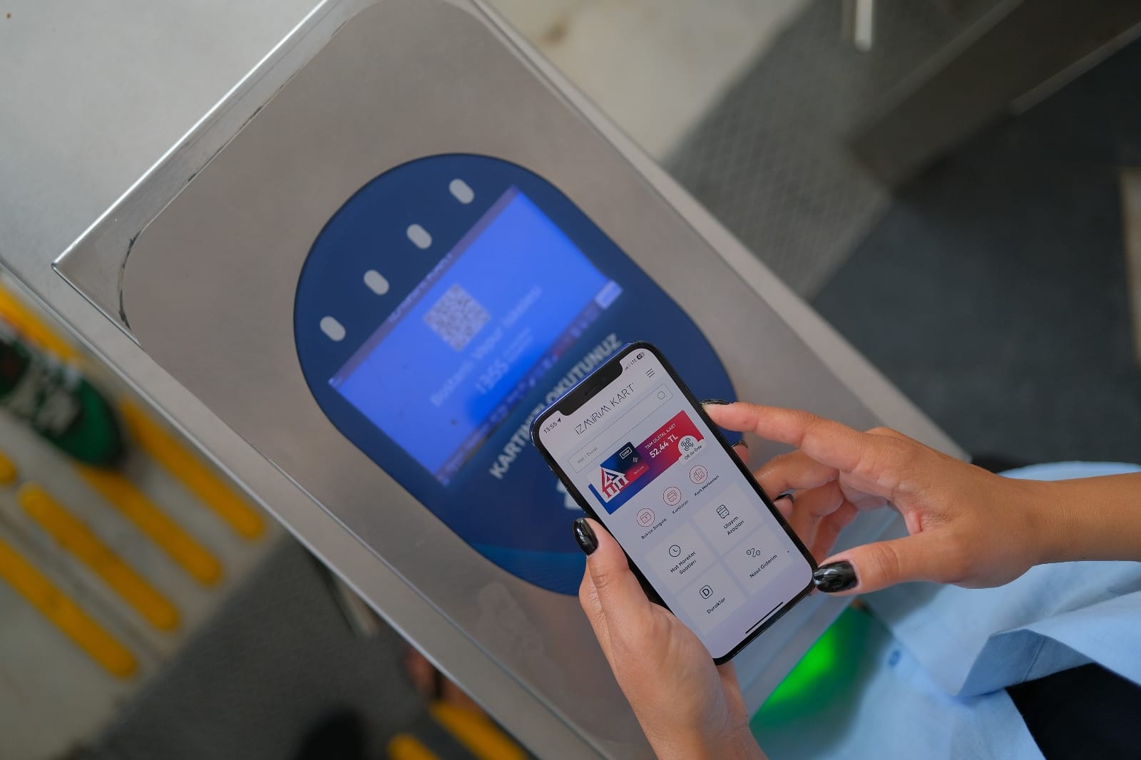 İzmir Büyükşehir Belediyesi’ne bağlı toplu ulaşım araçlarına QR kodla binişi