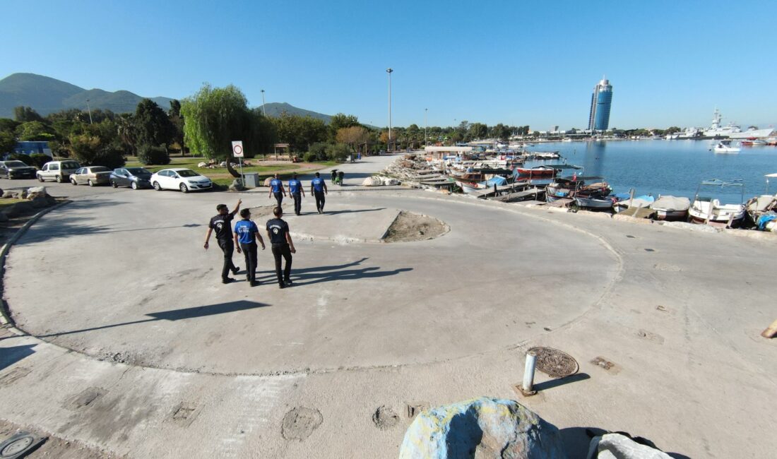 İnciraltı’nda görüntü kirliliğine geçit yok Balçova İnciraltı sahilinde, izinsiz oluşturulan iskele, baraka ve kulübeleri kaldıran