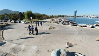 Balçova İnciraltı sahilinde, izinsiz oluşturulan iskele, baraka ve kulübeleri kaldıran