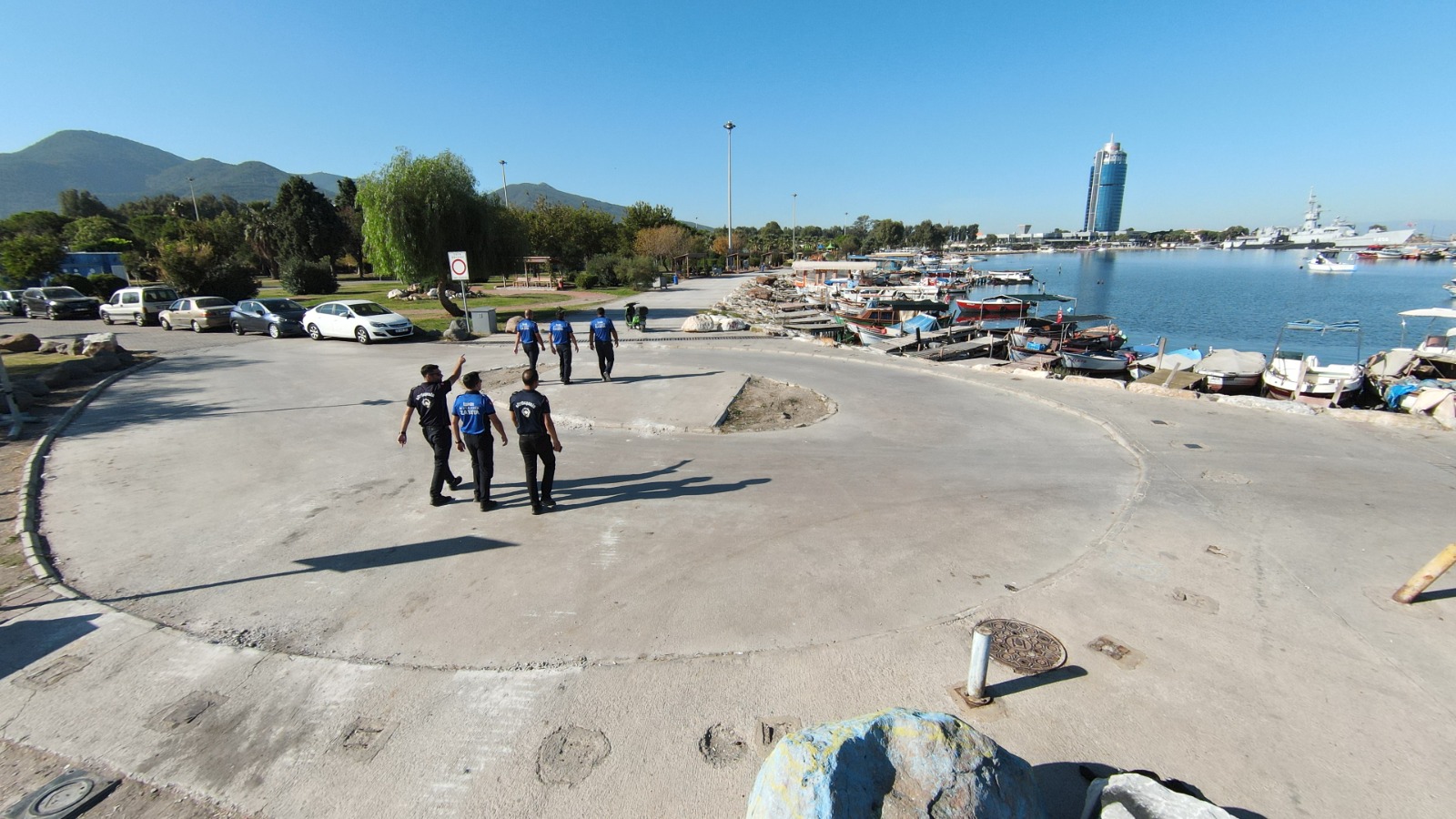 Balçova İnciraltı sahilinde, izinsiz oluşturulan iskele, baraka ve kulübeleri kaldıran