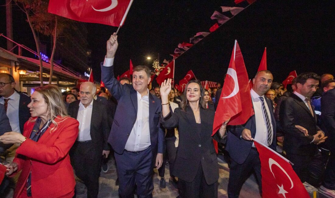 Cumhuriyet ışığı İzmir’den parladı İzmir Büyükşehir Belediye Başkanı Dr. Cemil Tugay, 29 Ekim Cumhuriyet