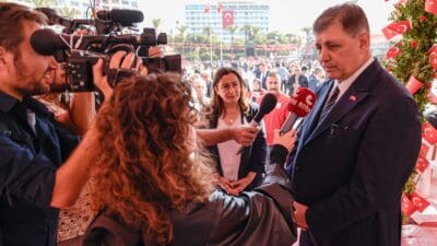 İzmir Büyükşehir Belediye Başkanı Dr. Cemil Tugay, Körfez’in temizliğiyle ilgili