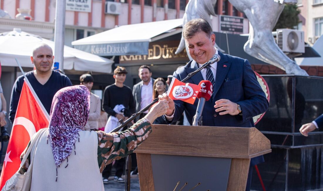 Menemen’de CHP İzmir İl Başkanlığı tarafından organize edilen kutlamalara katılan