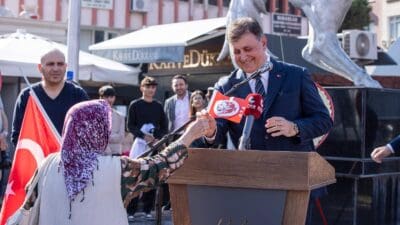 Menemen’de CHP İzmir İl Başkanlığı tarafından organize edilen kutlamalara katılan