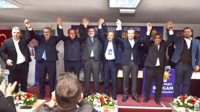AK Parti Bergama İlçe Başkanlığı kongresinde konuşan AK Parti İzmir
