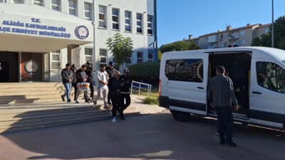 İzmir Aliağa Limanı'nda, aralarında liman memurlarının da bulunduğu şüphelilere yönelik