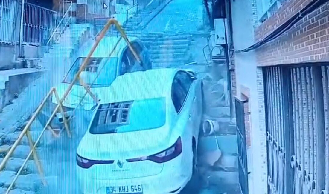 İzmir Konak’ta alkollü sürücünün kontrolünü kaybettiği otomobil, park halindeki araca