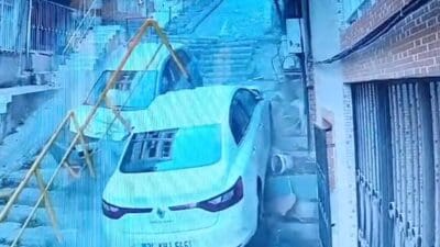 İzmir Konak’ta alkollü sürücünün kontrolünü kaybettiği otomobil, park halindeki araca