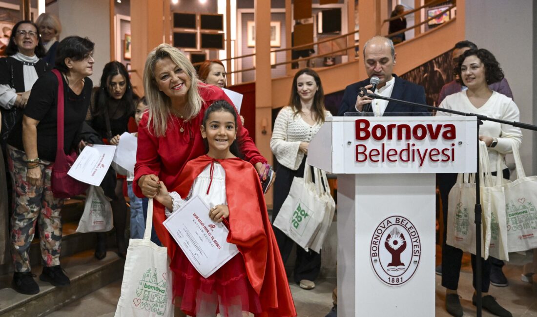 İzmir’de sanatseverleri bir araya getiren geleneksel Ekim Geçidi Disiplinlerarası Sergisi,