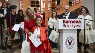 İzmir’de sanatseverleri bir araya getiren geleneksel Ekim Geçidi Disiplinlerarası Sergisi,