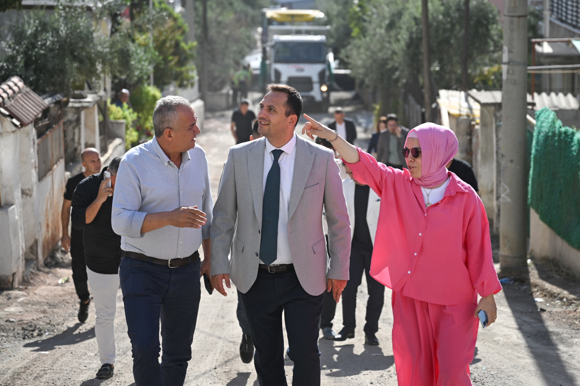 Bornova Belediyesi, ilçenin dört bir yanında yürüttüğü asfalt serim çalışmalarına