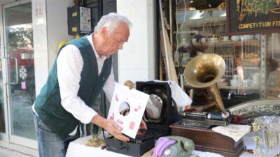 İzmir'in Alsancak semtinde küçük bir antika dükkanı olan Bülent Hitay