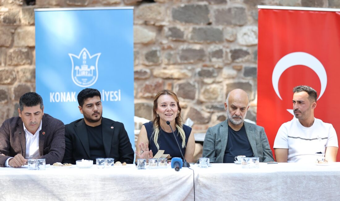 Kadifekale’de gerçekleşen bölgesel buluşmada 17 muhtarın mahalleleriyle ilgili sorunlarını dinleyen