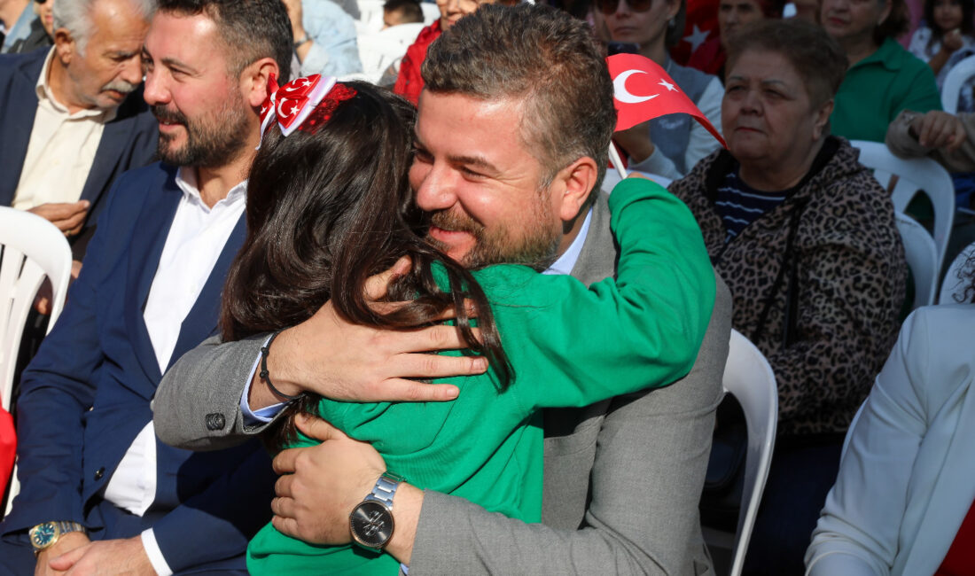 Buca Belediye Başkanı Görkem Duman, Çınar Anaokulları'nın hazırladığı Cumhuriyet Bayramı
