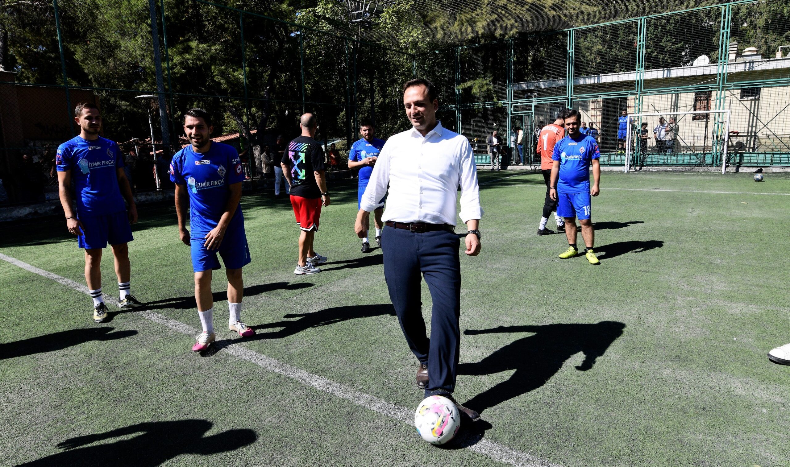 Bornova Belediyesi çalışanlarını bir araya getiren birimler arası futbol turnuvası