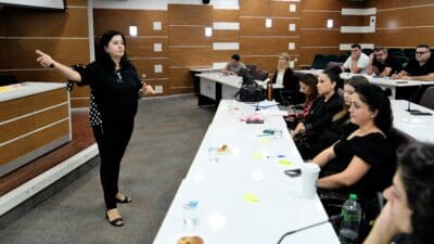 Bornova Belediyesi, tüm çalışanlarına yönelik Toplumsal Cinsiyet Eşitliği Semineri düzenledi.